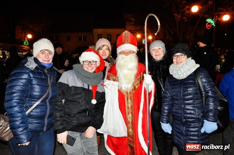 Zdjęcie w galerii na portalu naszraciborz.pl: W Krzanowicach gotowi na Boże Narodzenie. Dziś na rynku odbyło się rozpalenie choinki  wiadomości z regionu