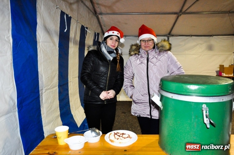 Zdjęcie w galerii na portalu naszraciborz.pl: W Krzanowicach gotowi na Boże Narodzenie. Dziś na rynku odbyło się rozpalenie choinki  wiadomości z regionu