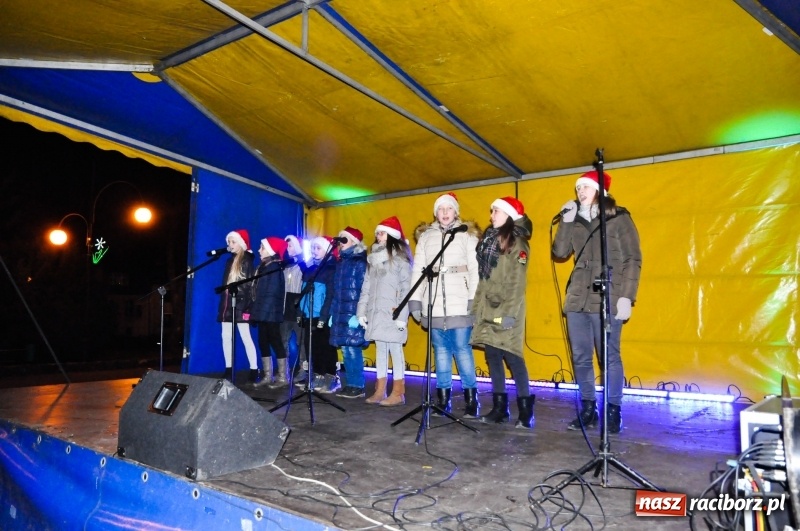 Zdjęcie w galerii na portalu naszraciborz.pl: W Krzanowicach gotowi na Boże Narodzenie. Dziś na rynku odbyło się rozpalenie choinki  wiadomości z regionu