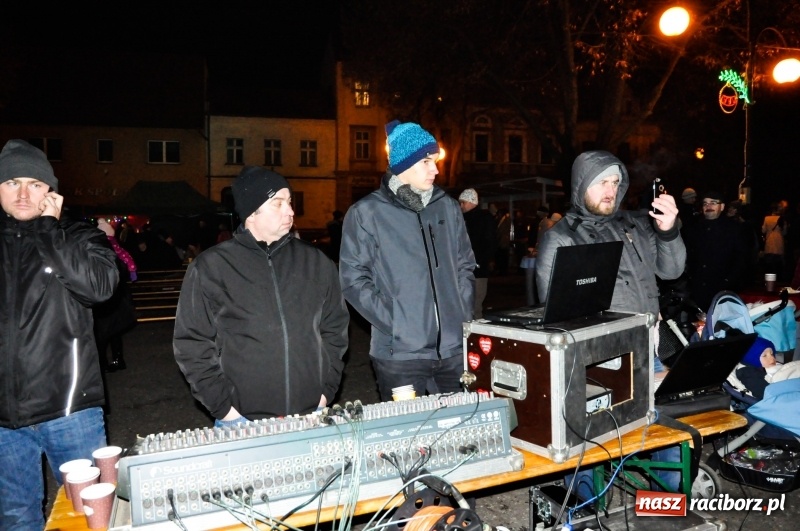 Zdjęcie w galerii na portalu naszraciborz.pl: W Krzanowicach gotowi na Boże Narodzenie. Dziś na rynku odbyło się rozpalenie choinki  wiadomości z regionu