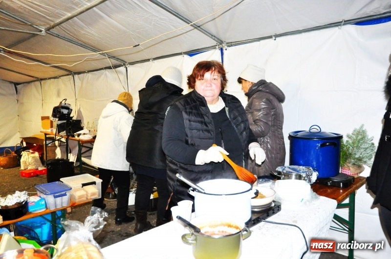 Zdjęcie w galerii na portalu naszraciborz.pl: W Krzanowicach gotowi na Boże Narodzenie. Dziś na rynku odbyło się rozpalenie choinki  wiadomości z regionu