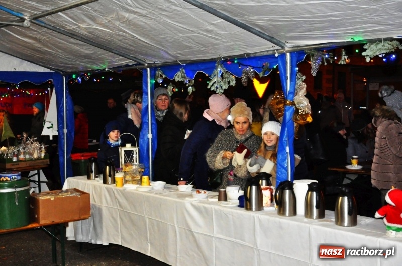 Zdjęcie w galerii na portalu naszraciborz.pl: W Krzanowicach gotowi na Boże Narodzenie. Dziś na rynku odbyło się rozpalenie choinki  wiadomości z regionu