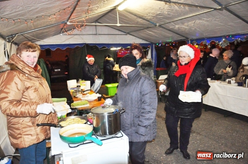 Zdjęcie w galerii na portalu naszraciborz.pl: W Krzanowicach gotowi na Boże Narodzenie. Dziś na rynku odbyło się rozpalenie choinki  wiadomości z regionu