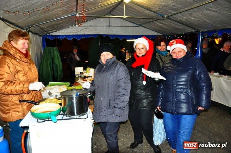 Zdjęcie w galerii na portalu naszraciborz.pl: W Krzanowicach gotowi na Boże Narodzenie. Dziś na rynku odbyło się rozpalenie choinki  wiadomości z regionu