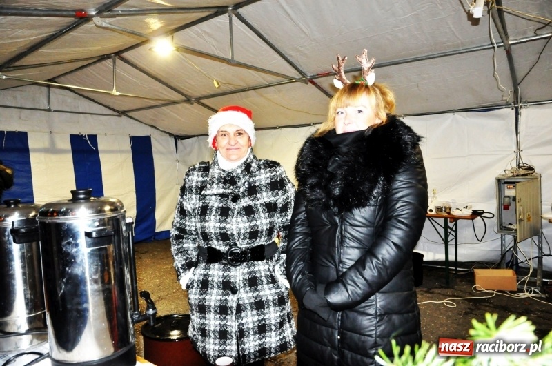 Zdjęcie w galerii na portalu naszraciborz.pl: W Krzanowicach gotowi na Boże Narodzenie. Dziś na rynku odbyło się rozpalenie choinki  wiadomości z regionu