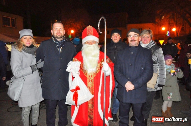 Zdjęcie w galerii na portalu naszraciborz.pl: W Krzanowicach gotowi na Boże Narodzenie. Dziś na rynku odbyło się rozpalenie choinki  wiadomości z regionu