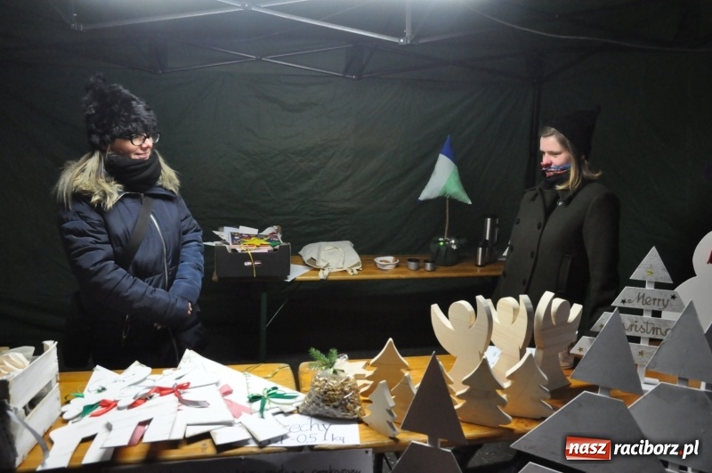 Zdjęcie w galerii na portalu naszraciborz.pl: W Krzanowicach gotowi na Boże Narodzenie. Dziś na rynku odbyło się rozpalenie choinki  wiadomości z regionu