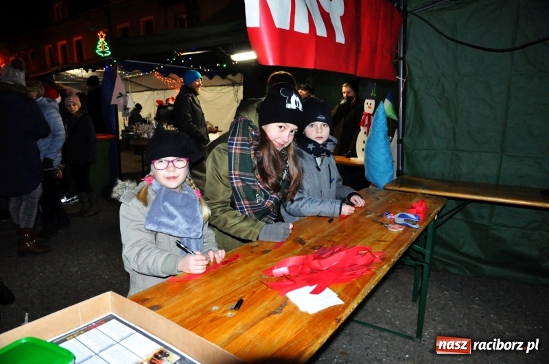 Zdjęcie w galerii na portalu naszraciborz.pl: W Krzanowicach gotowi na Boże Narodzenie. Dziś na rynku odbyło się rozpalenie choinki  wiadomości z regionu