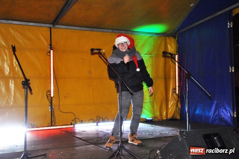 Zdjęcie w galerii na portalu naszraciborz.pl: W Krzanowicach gotowi na Boże Narodzenie. Dziś na rynku odbyło się rozpalenie choinki  wiadomości z regionu