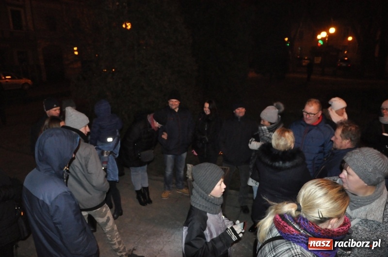 Zdjęcie w galerii na portalu naszraciborz.pl: W Krzanowicach gotowi na Boże Narodzenie. Dziś na rynku odbyło się rozpalenie choinki  wiadomości z regionu