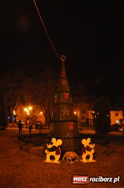 Zdjęcie w galerii na portalu naszraciborz.pl: W Krzanowicach gotowi na Boże Narodzenie. Dziś na rynku odbyło się rozpalenie choinki  wiadomości z regionu
