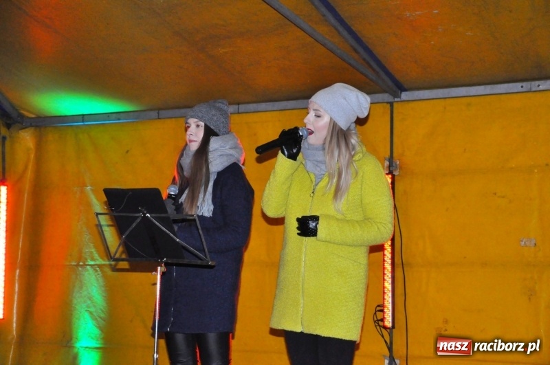 Zdjęcie w galerii na portalu naszraciborz.pl: W Krzanowicach gotowi na Boże Narodzenie. Dziś na rynku odbyło się rozpalenie choinki  wiadomości z regionu