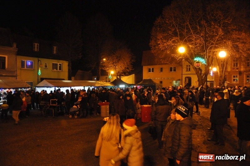 Zdjęcie w galerii na portalu naszraciborz.pl: W Krzanowicach gotowi na Boże Narodzenie. Dziś na rynku odbyło się rozpalenie choinki  wiadomości z regionu