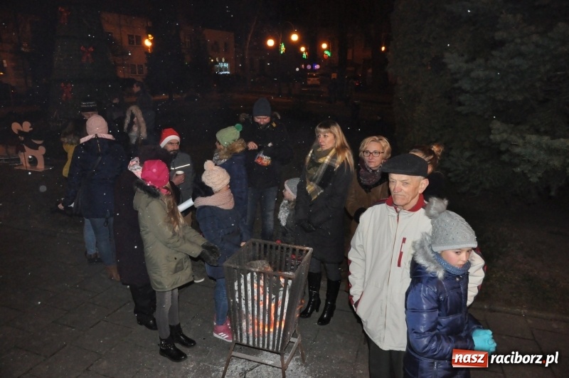 Zdjęcie w galerii na portalu naszraciborz.pl: W Krzanowicach gotowi na Boże Narodzenie. Dziś na rynku odbyło się rozpalenie choinki  wiadomości z regionu
