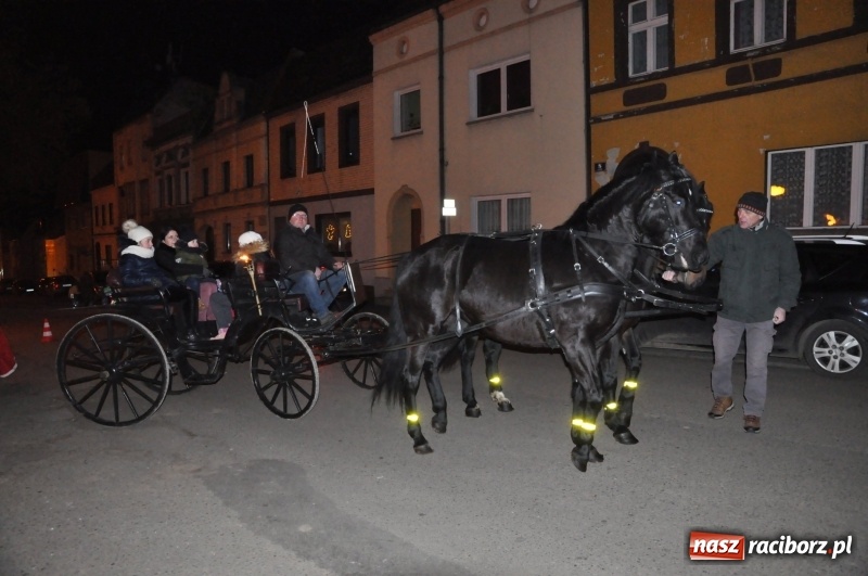 Zdjęcie w galerii na portalu naszraciborz.pl: W Krzanowicach gotowi na Boże Narodzenie. Dziś na rynku odbyło się rozpalenie choinki  wiadomości z regionu