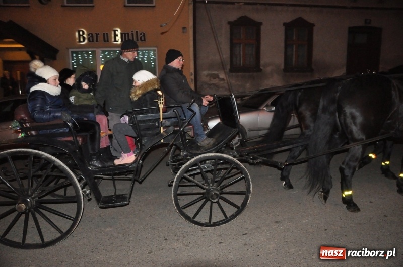 Zdjęcie w galerii na portalu naszraciborz.pl: W Krzanowicach gotowi na Boże Narodzenie. Dziś na rynku odbyło się rozpalenie choinki  wiadomości z regionu