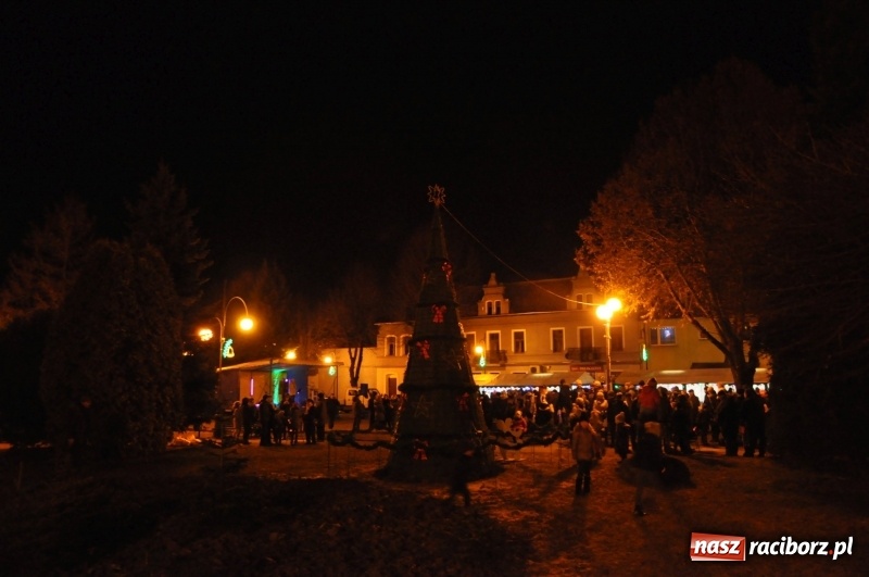 Zdjęcie w galerii na portalu naszraciborz.pl: W Krzanowicach gotowi na Boże Narodzenie. Dziś na rynku odbyło się rozpalenie choinki  wiadomości z regionu