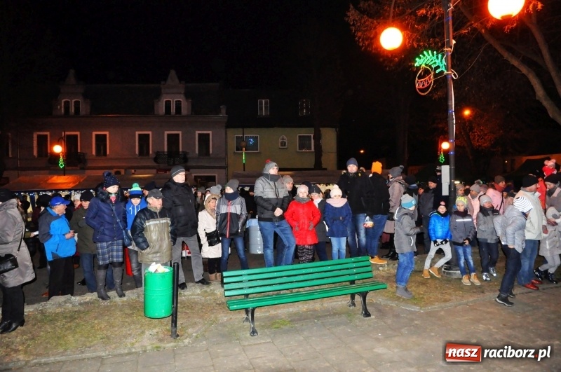 Zdjęcie w galerii na portalu naszraciborz.pl: W Krzanowicach gotowi na Boże Narodzenie. Dziś na rynku odbyło się rozpalenie choinki  wiadomości z regionu