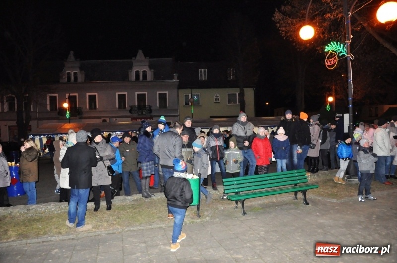 Zdjęcie w galerii na portalu naszraciborz.pl: W Krzanowicach gotowi na Boże Narodzenie. Dziś na rynku odbyło się rozpalenie choinki  wiadomości z regionu