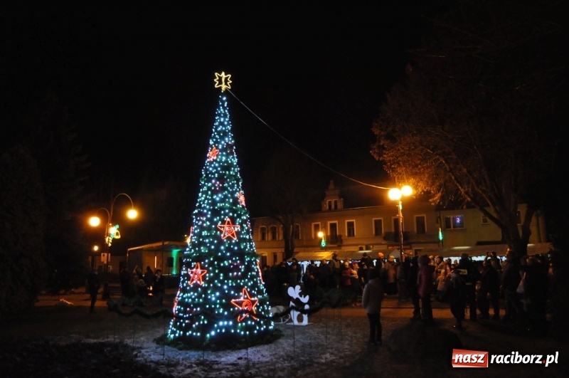 Zdjęcie w galerii na portalu naszraciborz.pl: W Krzanowicach gotowi na Boże Narodzenie. Dziś na rynku odbyło się rozpalenie choinki  wiadomości z regionu