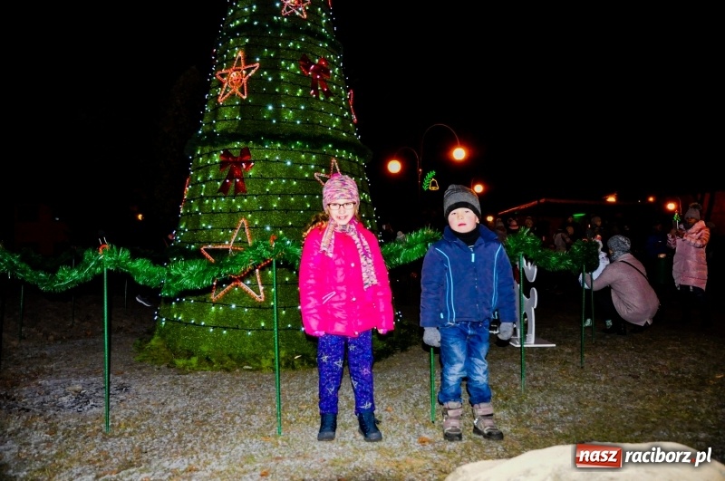 Zdjęcie w galerii na portalu naszraciborz.pl: W Krzanowicach gotowi na Boże Narodzenie. Dziś na rynku odbyło się rozpalenie choinki  wiadomości z regionu