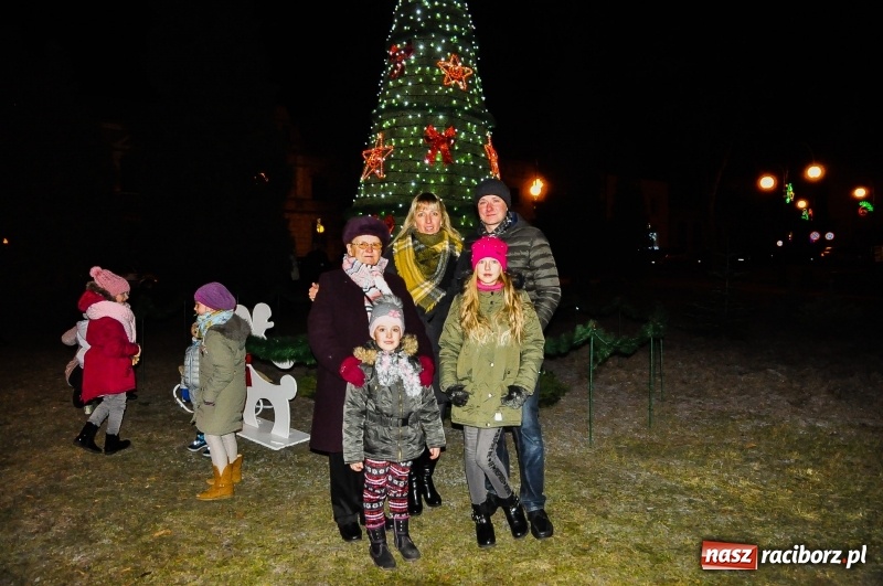Zdjęcie w galerii na portalu naszraciborz.pl: W Krzanowicach gotowi na Boże Narodzenie. Dziś na rynku odbyło się rozpalenie choinki  wiadomości z regionu
