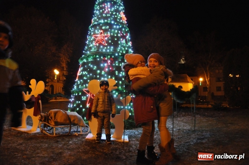 Zdjęcie w galerii na portalu naszraciborz.pl: W Krzanowicach gotowi na Boże Narodzenie. Dziś na rynku odbyło się rozpalenie choinki  wiadomości z regionu