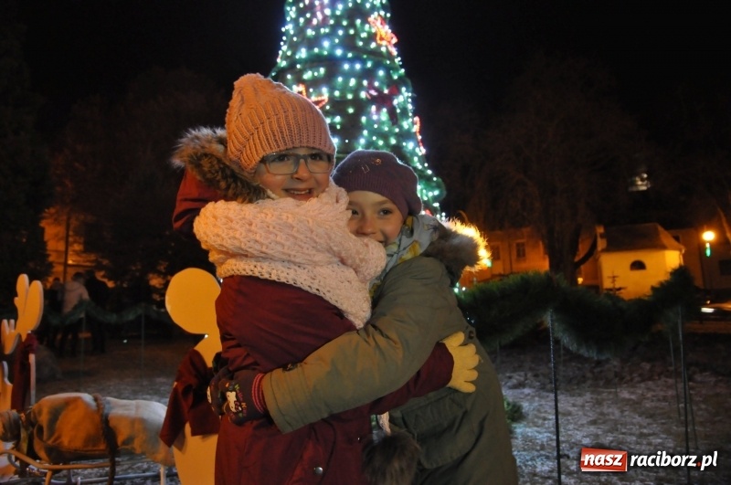 Zdjęcie w galerii na portalu naszraciborz.pl: W Krzanowicach gotowi na Boże Narodzenie. Dziś na rynku odbyło się rozpalenie choinki  wiadomości z regionu