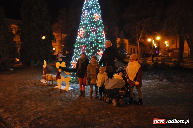 Zdjęcie w galerii na portalu naszraciborz.pl: W Krzanowicach gotowi na Boże Narodzenie. Dziś na rynku odbyło się rozpalenie choinki  wiadomości z regionu