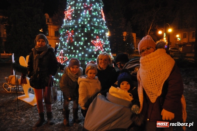 Zdjęcie w galerii na portalu naszraciborz.pl: W Krzanowicach gotowi na Boże Narodzenie. Dziś na rynku odbyło się rozpalenie choinki  wiadomości z regionu
