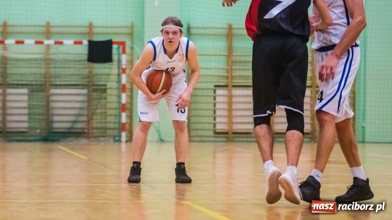 Zdjęcie w galerii na portalu naszraciborz.pl: Żorska Akademia Koszykówki niestraszna raciborskiej Ofensywie wiadomości z regionu