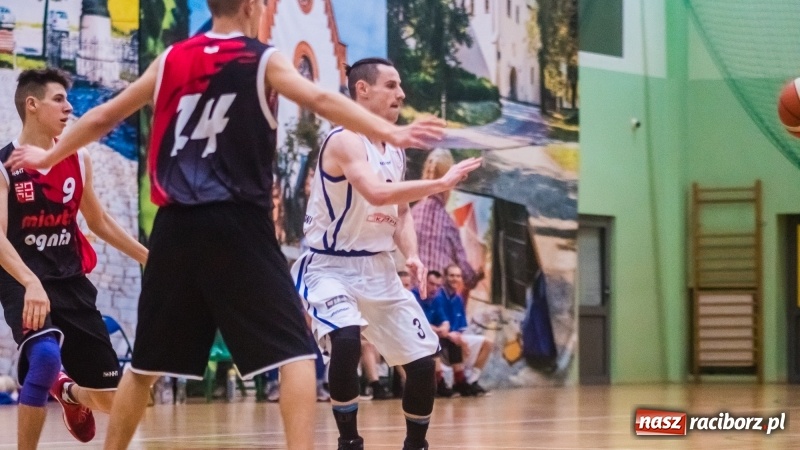Zdjęcie w galerii na portalu naszraciborz.pl: Żorska Akademia Koszykówki niestraszna raciborskiej Ofensywie wiadomości z regionu