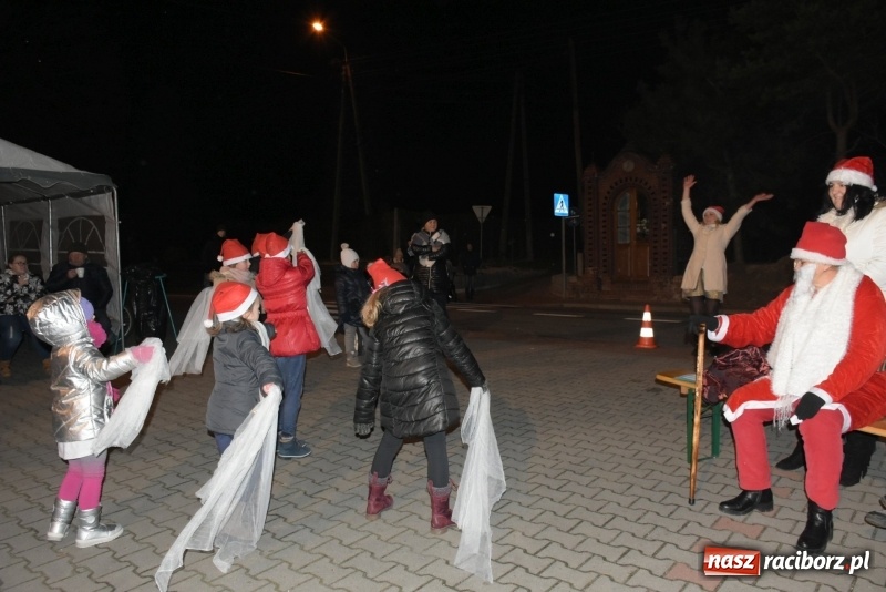 Zdjęcie w galerii na portalu naszraciborz.pl: Adwentowe spotkanie przy choince w Bieńkowicach  wiadomości z regionu