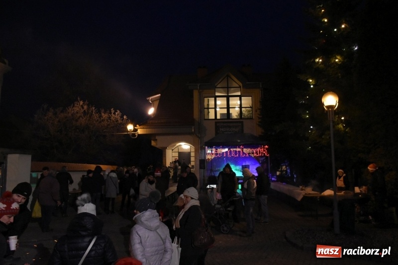Zdjęcie w galerii na portalu naszraciborz.pl: Weihnachtsmarkt w Tworkowie na bogato. Śpiew, smakołyki i fajerwerki  wiadomości z regionu