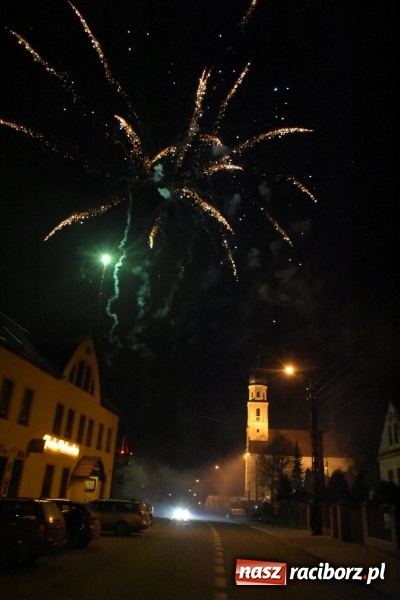 Zdjęcie w galerii na portalu naszraciborz.pl: Weihnachtsmarkt w Tworkowie na bogato. Śpiew, smakołyki i fajerwerki  wiadomości z regionu