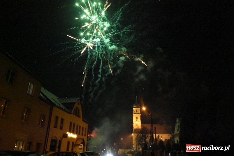Zdjęcie w galerii na portalu naszraciborz.pl: Weihnachtsmarkt w Tworkowie na bogato. Śpiew, smakołyki i fajerwerki  wiadomości z regionu