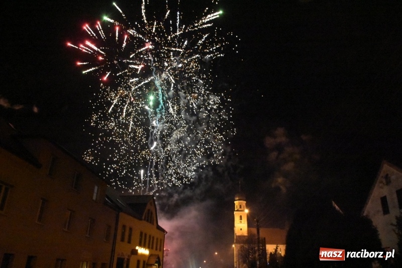 Zdjęcie w galerii na portalu naszraciborz.pl: Weihnachtsmarkt w Tworkowie na bogato. Śpiew, smakołyki i fajerwerki  wiadomości z regionu