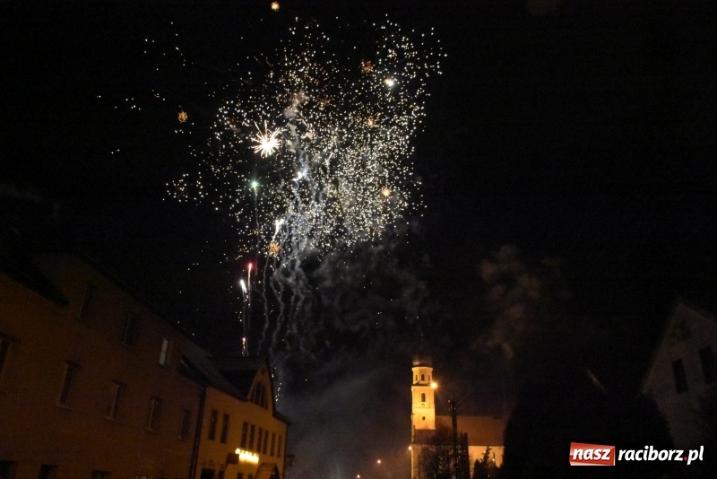 Zdjęcie w galerii na portalu naszraciborz.pl: Weihnachtsmarkt w Tworkowie na bogato. Śpiew, smakołyki i fajerwerki  wiadomości z regionu