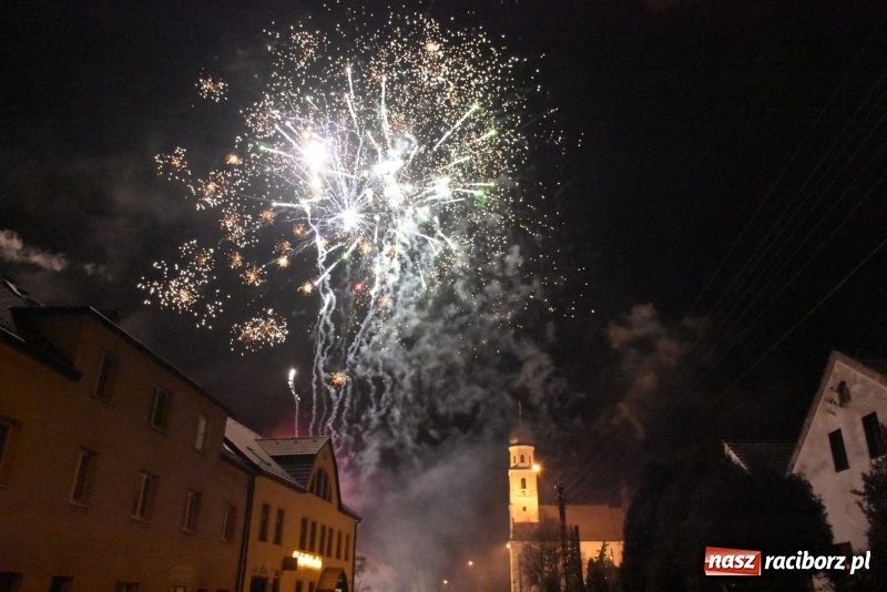 Zdjęcie w galerii na portalu naszraciborz.pl: Weihnachtsmarkt w Tworkowie na bogato. Śpiew, smakołyki i fajerwerki  wiadomości z regionu