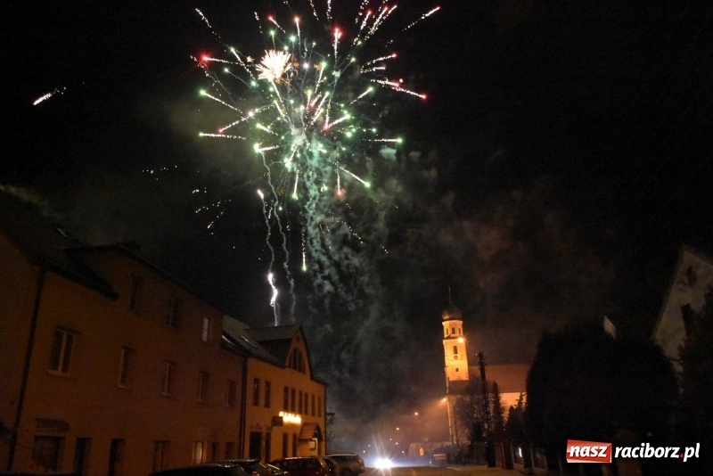 Zdjęcie w galerii na portalu naszraciborz.pl: Weihnachtsmarkt w Tworkowie na bogato. Śpiew, smakołyki i fajerwerki  wiadomości z regionu