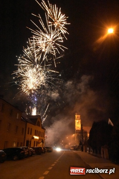 Zdjęcie w galerii na portalu naszraciborz.pl: Weihnachtsmarkt w Tworkowie na bogato. Śpiew, smakołyki i fajerwerki  wiadomości z regionu