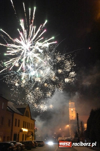 Zdjęcie w galerii na portalu naszraciborz.pl: Weihnachtsmarkt w Tworkowie na bogato. Śpiew, smakołyki i fajerwerki  wiadomości z regionu