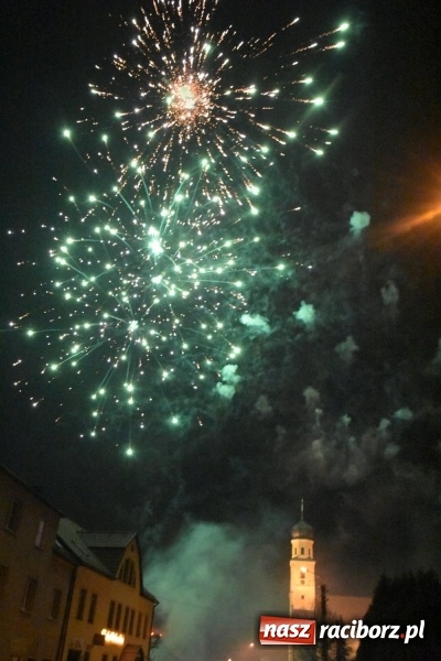 Zdjęcie w galerii na portalu naszraciborz.pl: Weihnachtsmarkt w Tworkowie na bogato. Śpiew, smakołyki i fajerwerki  wiadomości z regionu