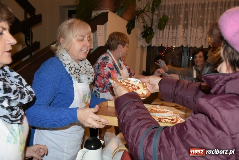 Zdjęcie w galerii na portalu naszraciborz.pl: Weihnachtsmarkt w Tworkowie na bogato. Śpiew, smakołyki i fajerwerki  wiadomości z regionu