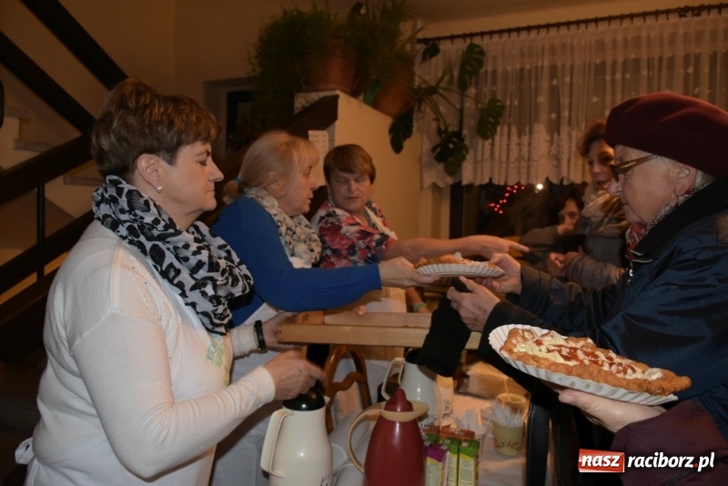 Zdjęcie w galerii na portalu naszraciborz.pl: Weihnachtsmarkt w Tworkowie na bogato. Śpiew, smakołyki i fajerwerki  wiadomości z regionu