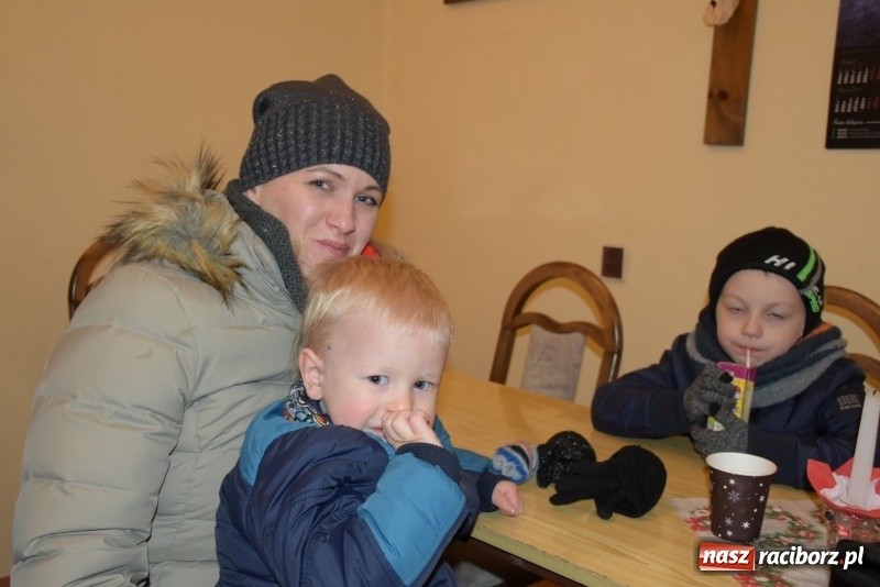 Zdjęcie w galerii na portalu naszraciborz.pl: Weihnachtsmarkt w Tworkowie na bogato. Śpiew, smakołyki i fajerwerki  wiadomości z regionu