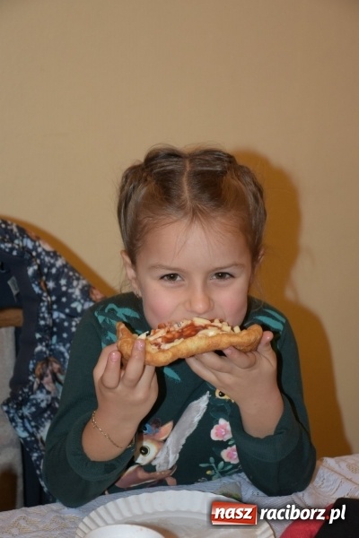 Zdjęcie w galerii na portalu naszraciborz.pl: Weihnachtsmarkt w Tworkowie na bogato. Śpiew, smakołyki i fajerwerki  wiadomości z regionu