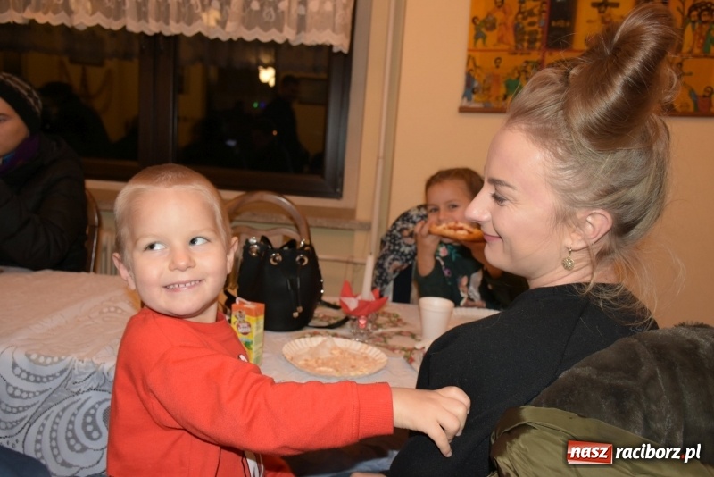 Zdjęcie w galerii na portalu naszraciborz.pl: Weihnachtsmarkt w Tworkowie na bogato. Śpiew, smakołyki i fajerwerki  wiadomości z regionu