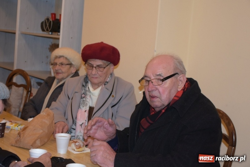 Zdjęcie w galerii na portalu naszraciborz.pl: Weihnachtsmarkt w Tworkowie na bogato. Śpiew, smakołyki i fajerwerki  wiadomości z regionu