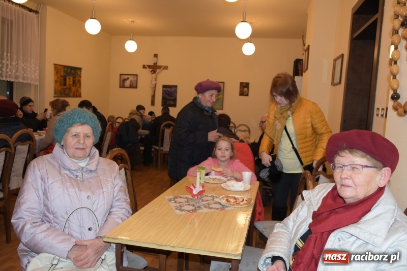 Zdjęcie w galerii na portalu naszraciborz.pl: Weihnachtsmarkt w Tworkowie na bogato. Śpiew, smakołyki i fajerwerki  wiadomości z regionu